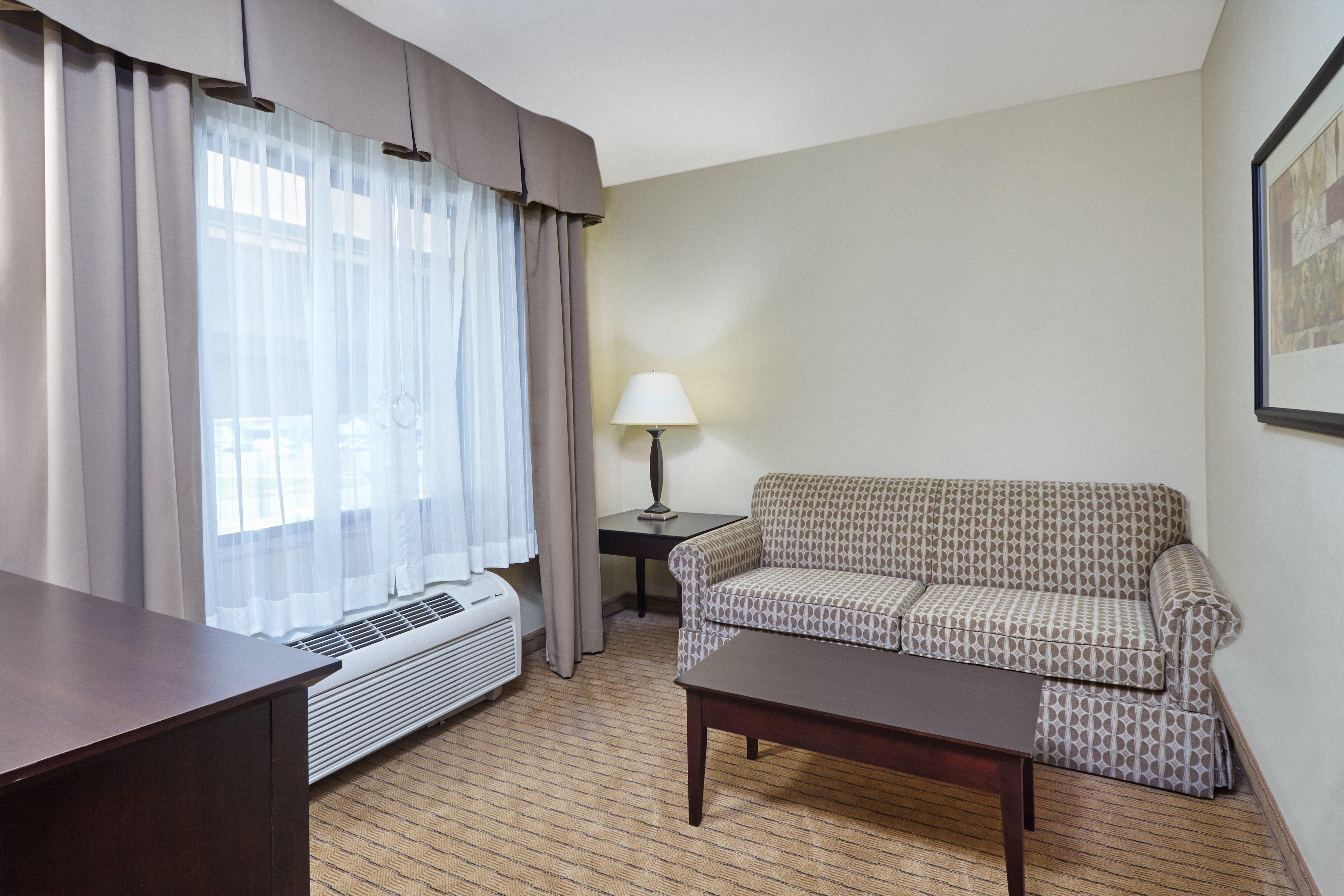 Holiday Inn Express & Suites Madison-Verona By Ihg Exterior foto
