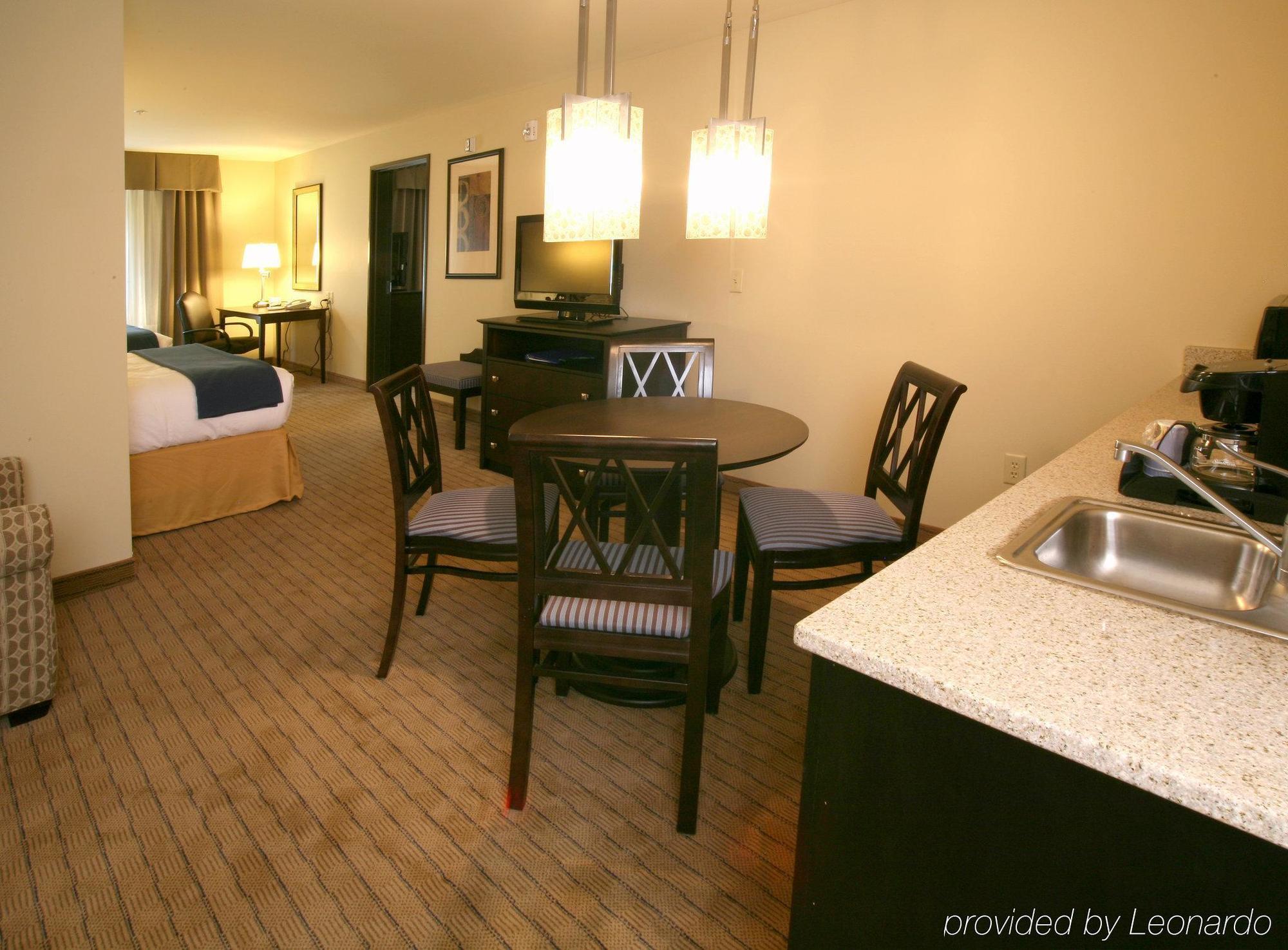 Holiday Inn Express & Suites Madison-Verona By Ihg Exterior foto